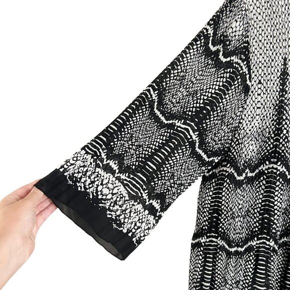 Nicola Blouse Top Women’s Size 1X V Neck 3/4 Sleeve Black Snake Print Thin - Picture 6 of 14